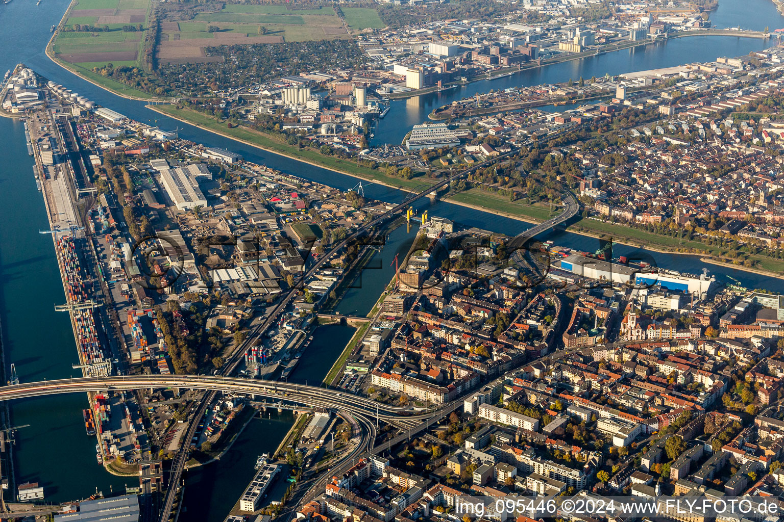 Kaianlagen und Schiffs- Anlegestellen am Hafenbecken des Binnenhafen des Rhein im Ortsteil Mühlauhafen in Mannheim im Ortsteil Innenstadt im Bundesland Baden-Württemberg, Deutschland