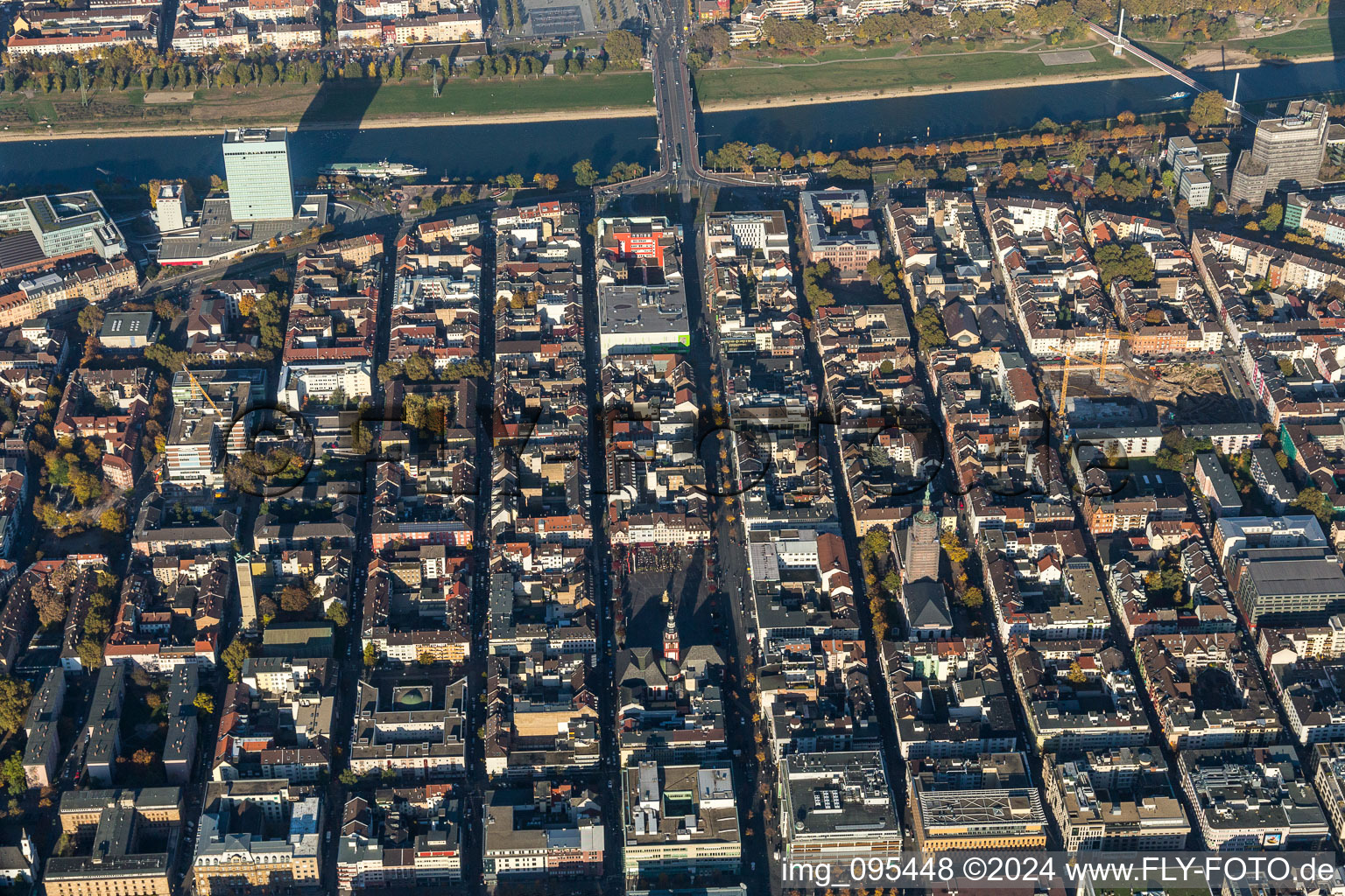 Stadtzentrum im Innenstadtbereich am Ufer des Flußverlaufes des Neckar im Ortsteil Quadrate in Mannheim im Bundesland Baden-Württemberg, Deutschland