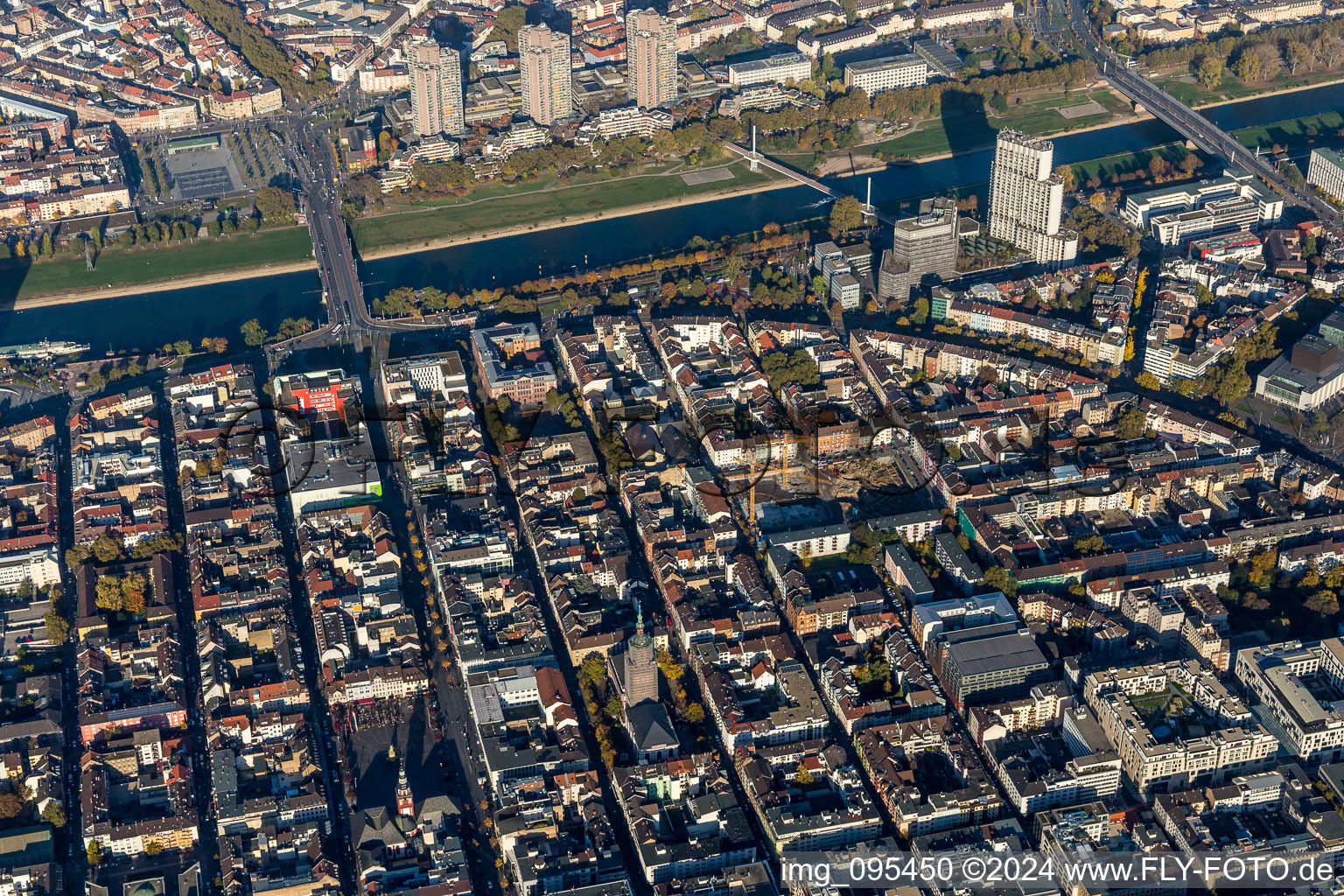 Luftbild von Stadtzentrum im Innenstadtbereich am Ufer des Flußverlaufes des Neckar im Ortsteil Quadrate in Mannheim im Bundesland Baden-Württemberg, Deutschland
