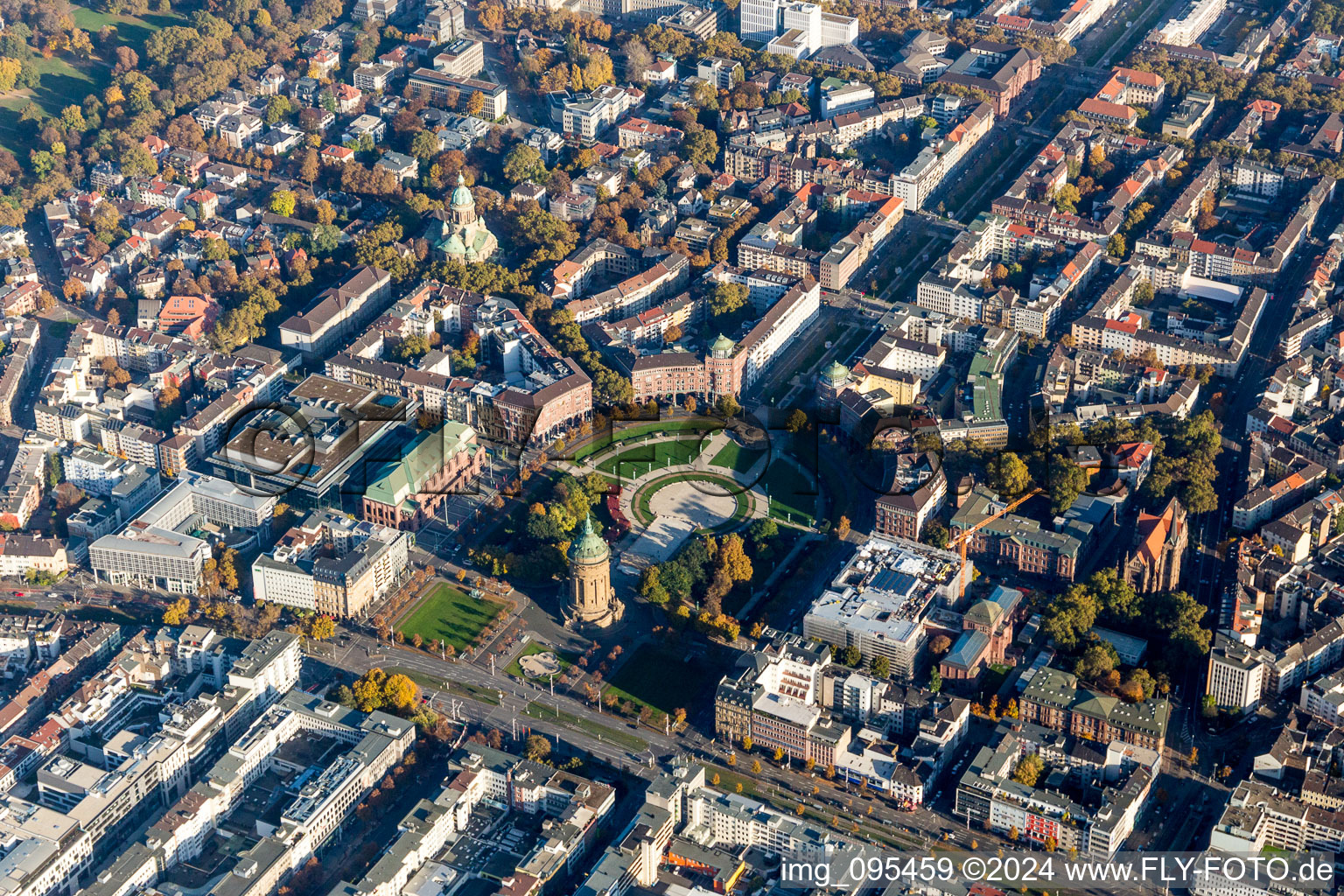 Platz- Ensemble Friedrichplatz mit dem Wasserturm (Wahrzeichen der Stadt), der Kunsthalle (Baustelle), dem Rosengarten und der Christuskirche in Mannheim im Ortsteil Oststadt im Bundesland Baden-Württemberg, Deutschland