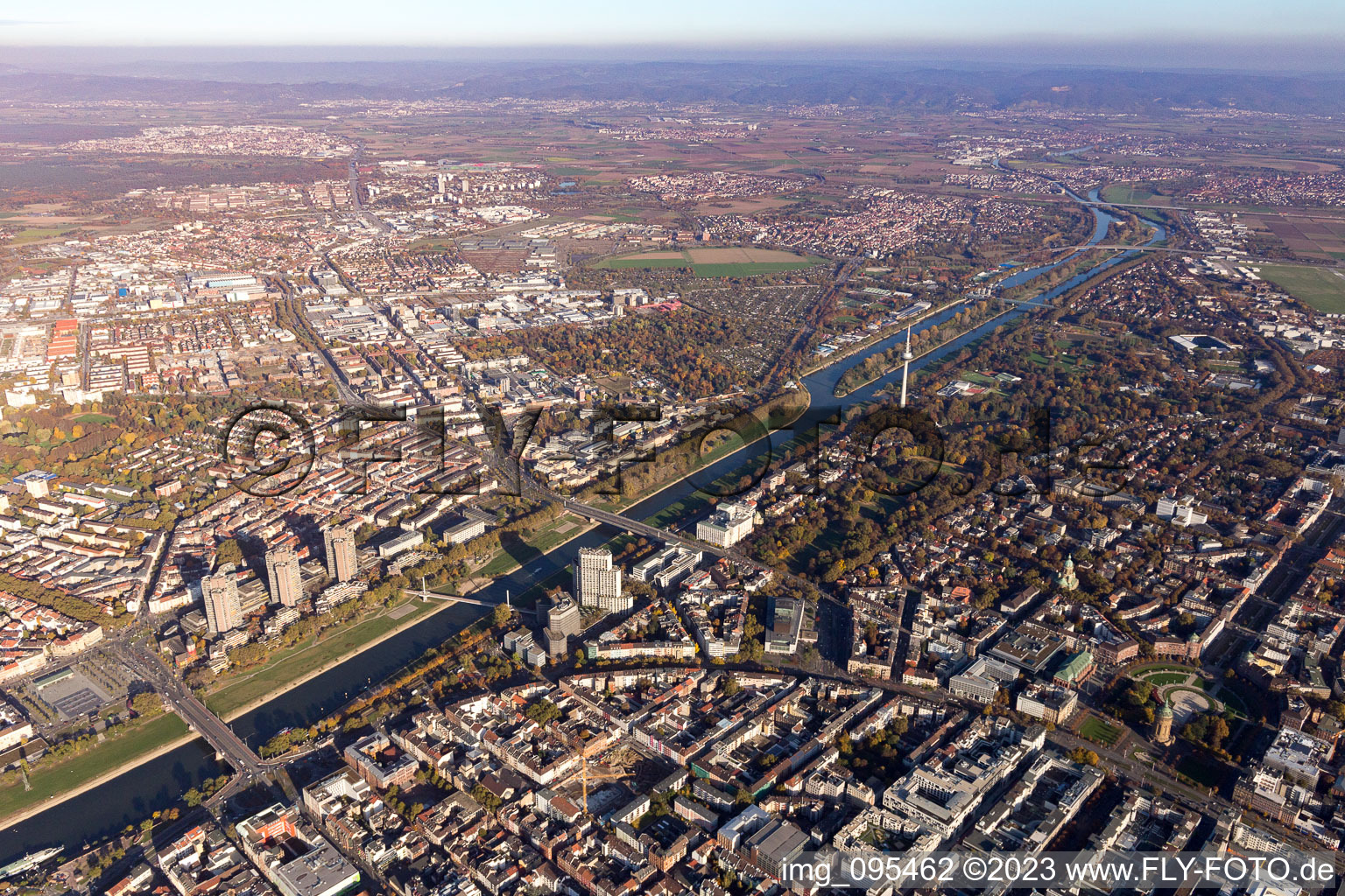 Luftbild von Neckarbrücken im Ortsteil Oststadt in Mannheim im Bundesland Baden-Württemberg, Deutschland