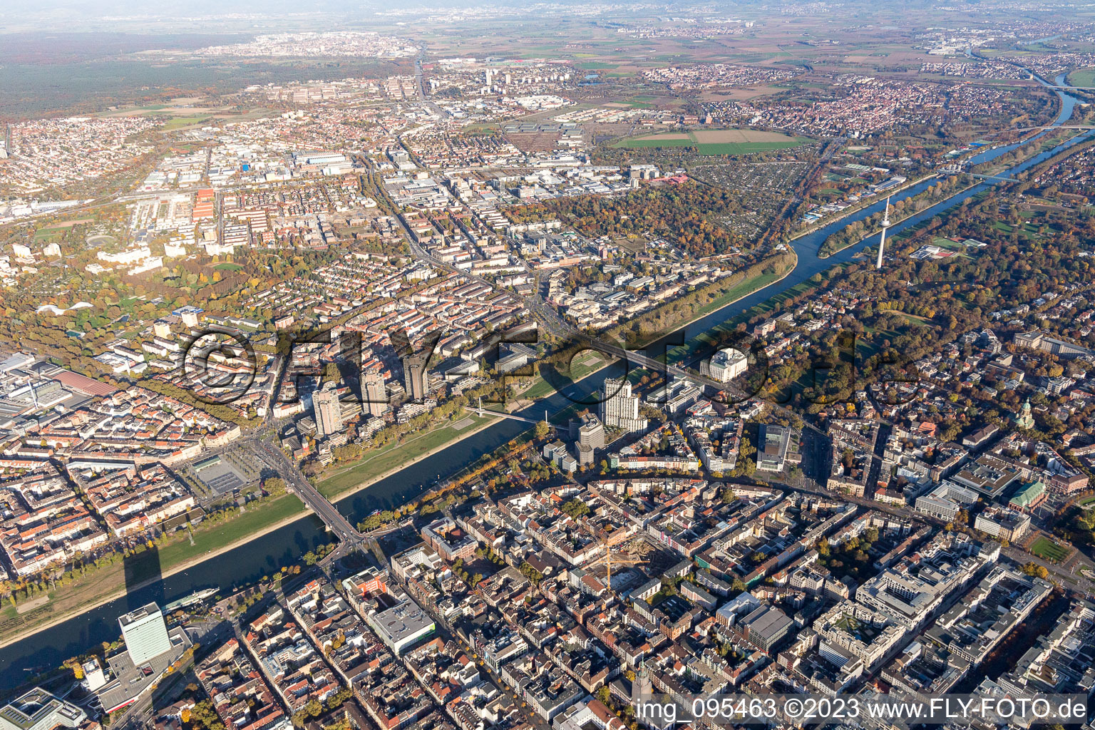 Luftaufnahme von Neckarbrücken im Ortsteil Oststadt in Mannheim im Bundesland Baden-Württemberg, Deutschland