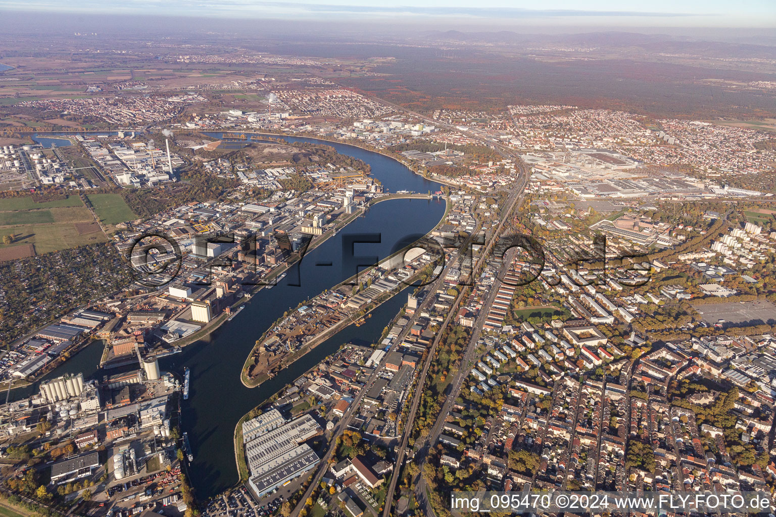 Luftbild von Industriehafen Friesenheimer Insel im Ortsteil Neckarstadt-West in Mannheim im Bundesland Baden-Württemberg, Deutschland