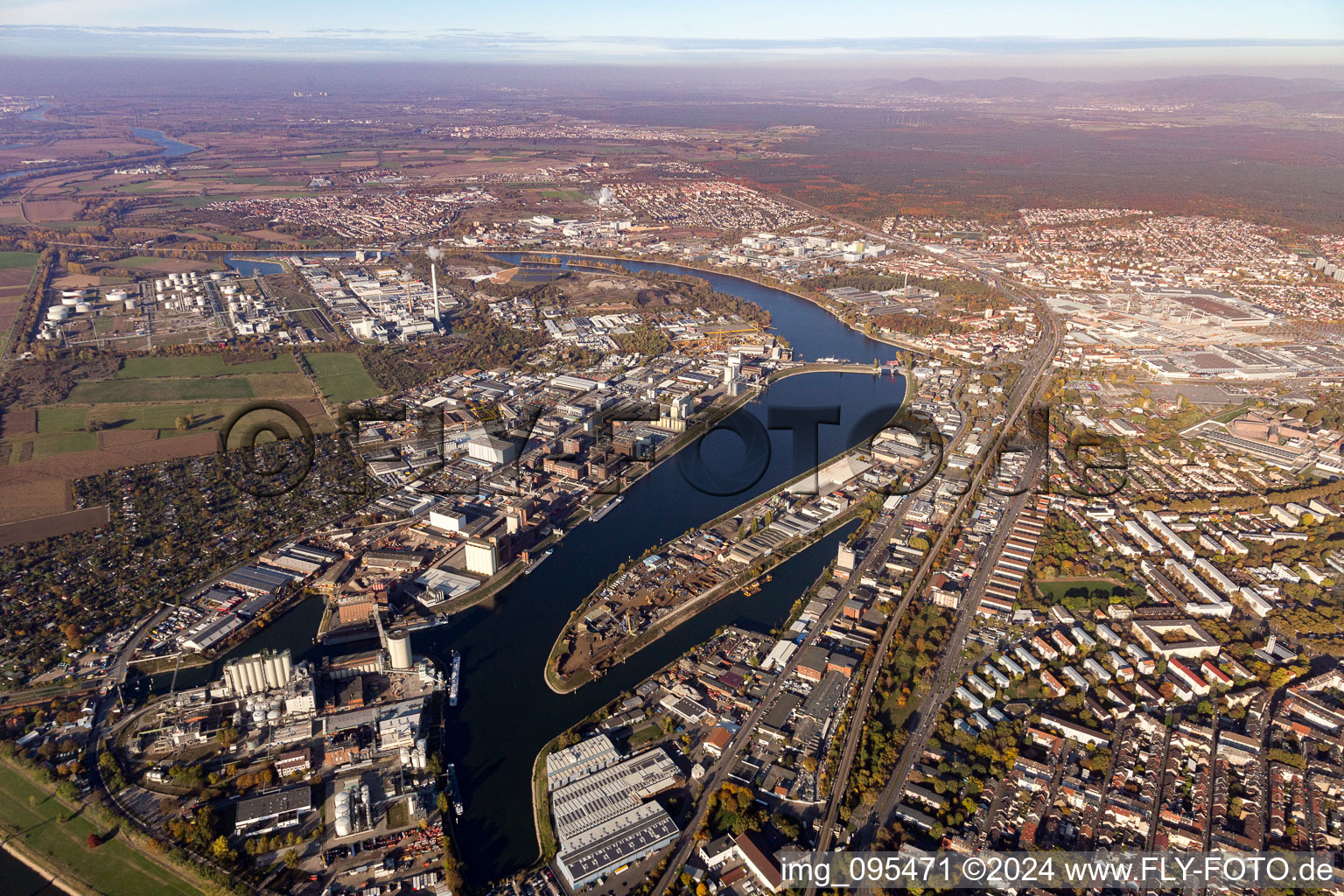 Luftaufnahme von Industriehafen Friesenheimer Insel im Ortsteil Neckarstadt-West in Mannheim im Bundesland Baden-Württemberg, Deutschland