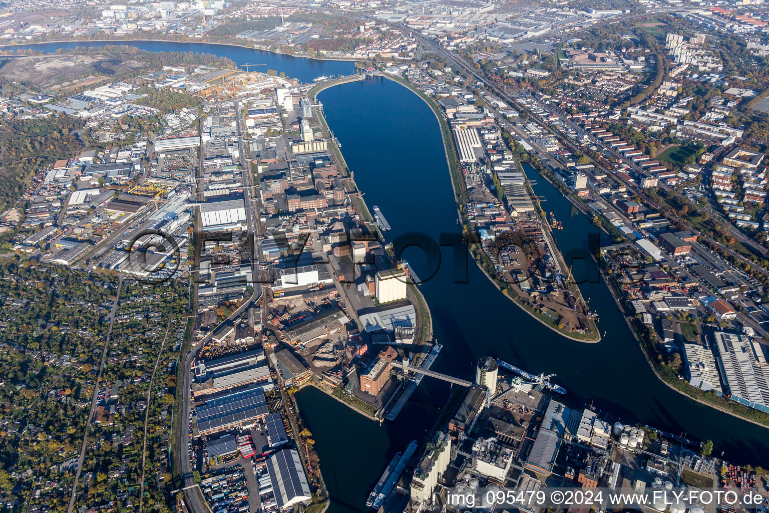 Kaianlagen und Schiffs- Anlegestellen am Hafenbecken des Binnenhafen des Altrheins an der Friesenheimer Insel im Ortsteil Industriehafen in Mannheim im Ortsteil Neckarstadt-West im Bundesland Baden-Württemberg, Deutschland