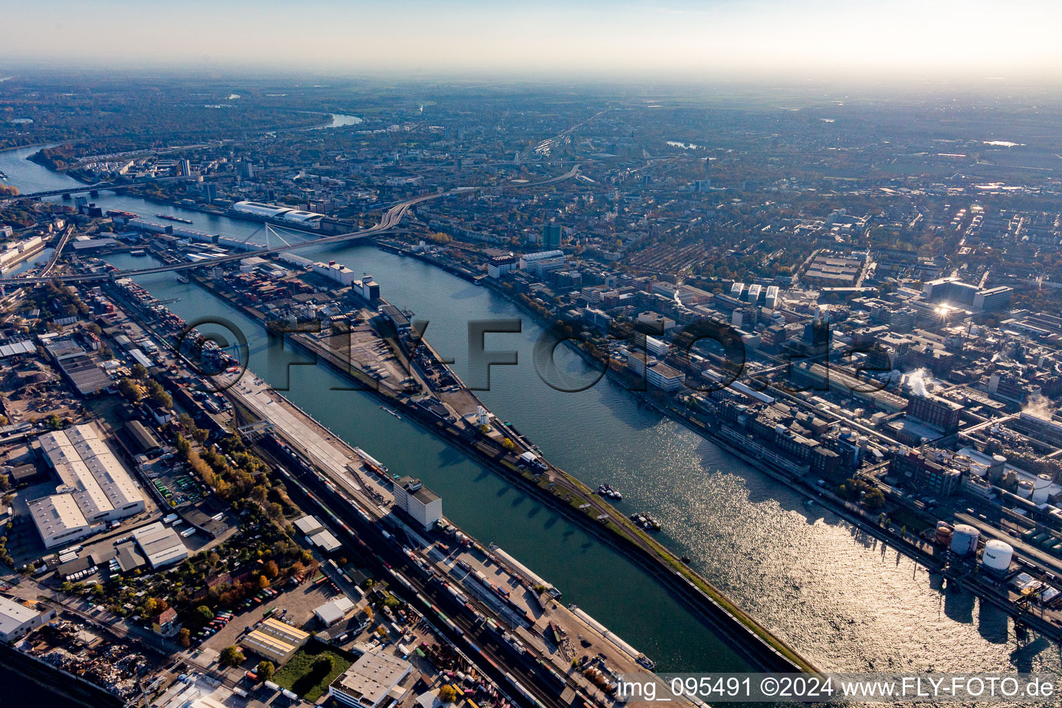 Luftbild von Mannheimer Hafen im Ortsteil Innenstadt im Bundesland Baden-Württemberg, Deutschland
