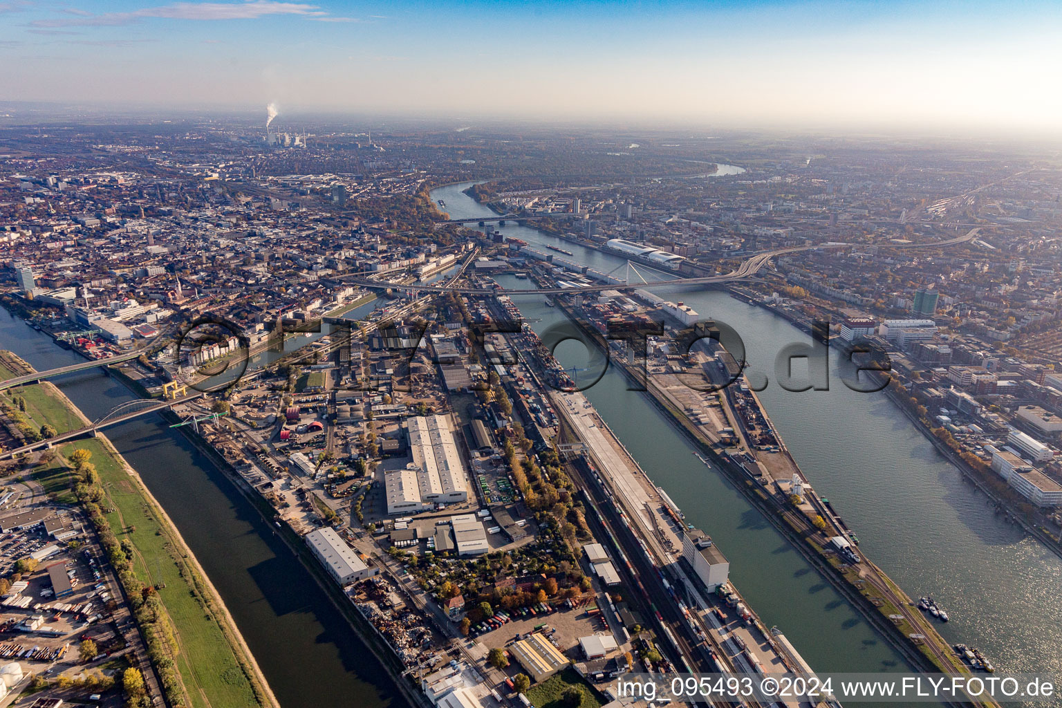 Schrägluftbild von Mannheimer Hafen im Ortsteil Innenstadt im Bundesland Baden-Württemberg, Deutschland