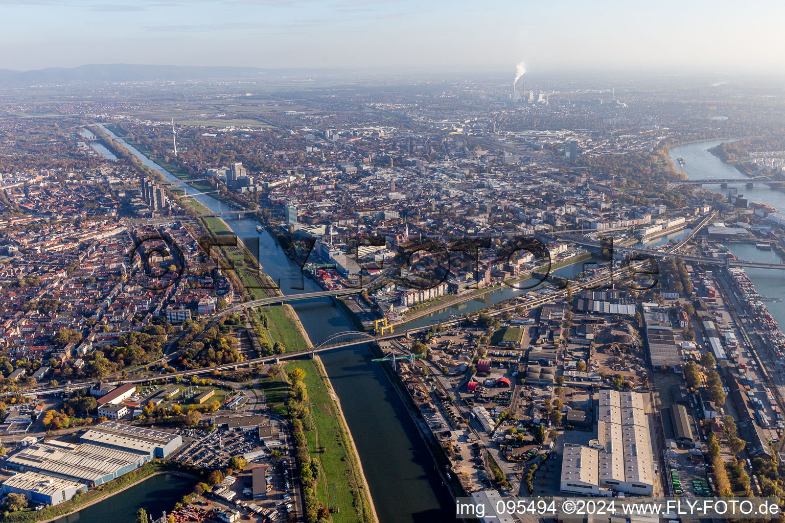 Hafenanlagen des Mühlauhafen am Ufer des Flußverlaufes von Neckar und Rhein vor dem Ortsteil Jungbusch in Mannheim im Ortsteil Innenstadt im Bundesland Baden-Württemberg, Deutschland