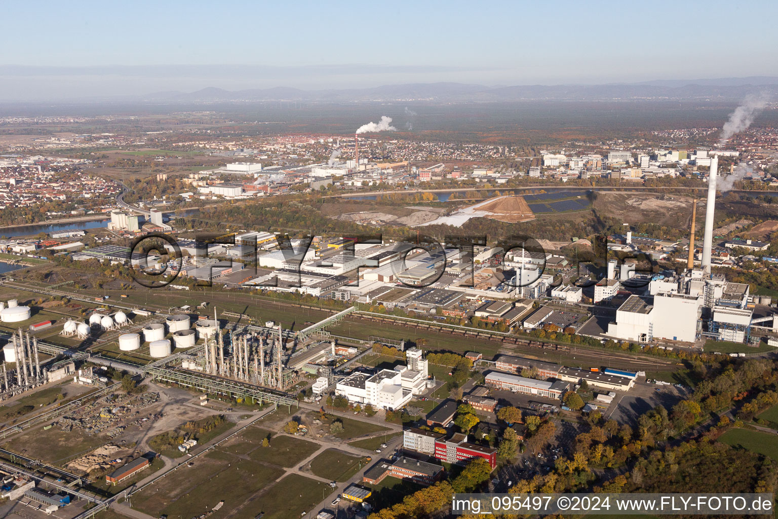 Ölhafenstraße Friesenheimer Insel im Ortsteil Neckarstadt-West in Mannheim im Bundesland Baden-Württemberg, Deutschland