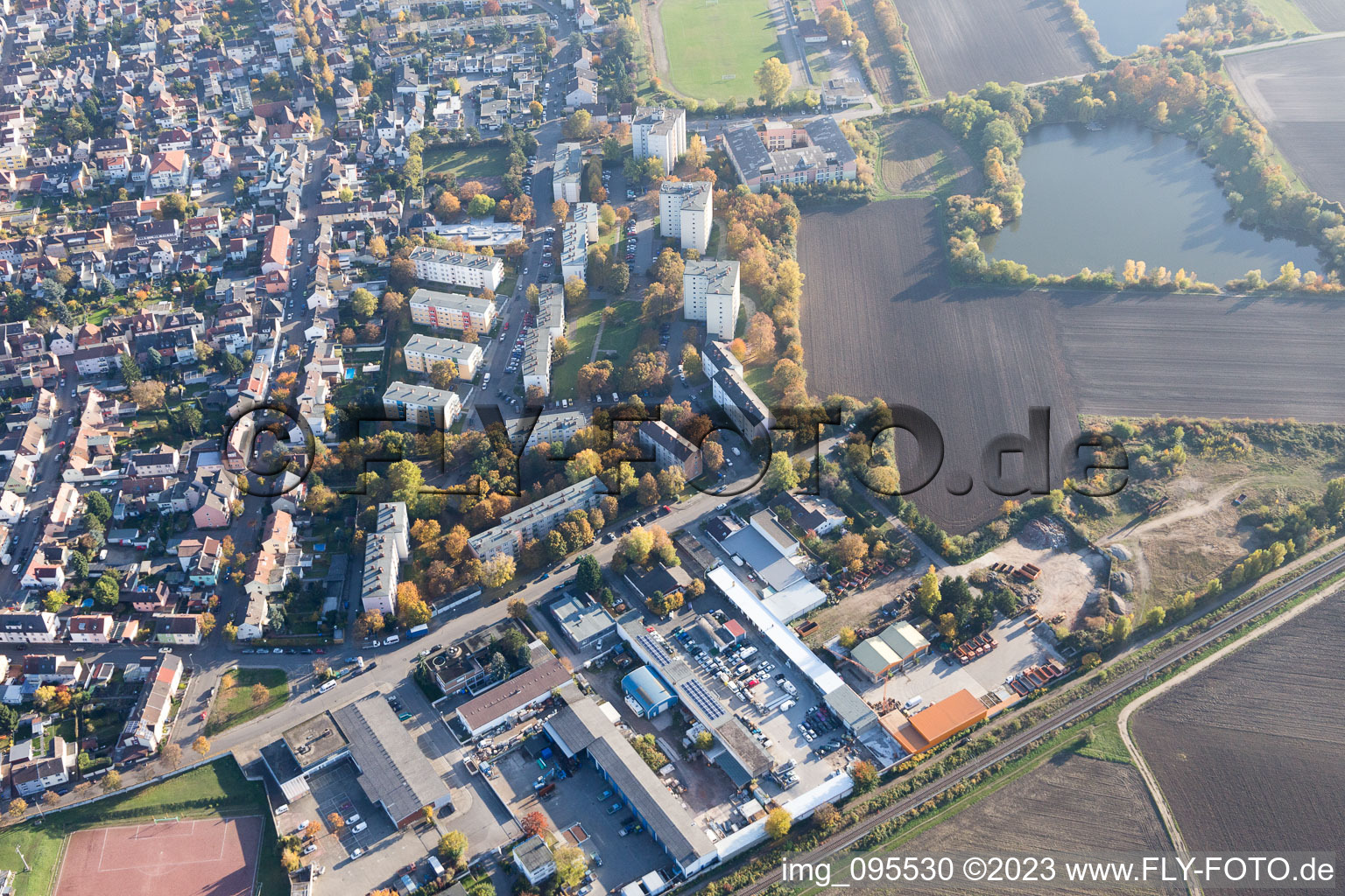 Ortsteil Oppau in Ludwigshafen am Rhein im Bundesland Rheinland-Pfalz, Deutschland aus der Drohnenperspektive