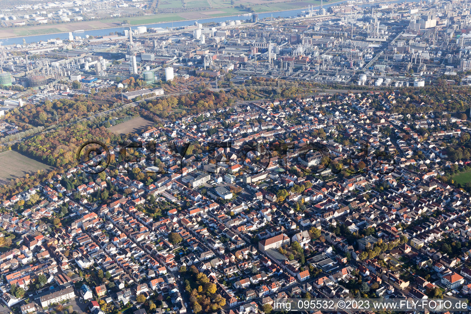 Ortsteil Oppau in Ludwigshafen am Rhein im Bundesland Rheinland-Pfalz, Deutschland von der Drohne aus gesehen