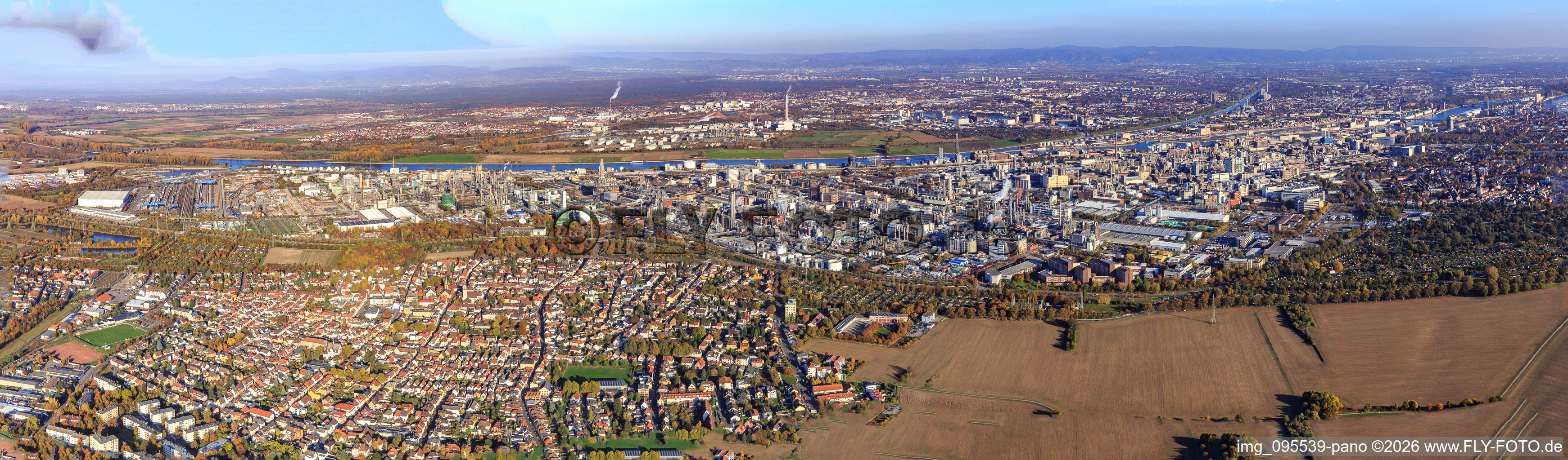 Panorama der BASF von Westen in Ludwigshafen am Rhein im Bundesland Rheinland-Pfalz, Deutschland
