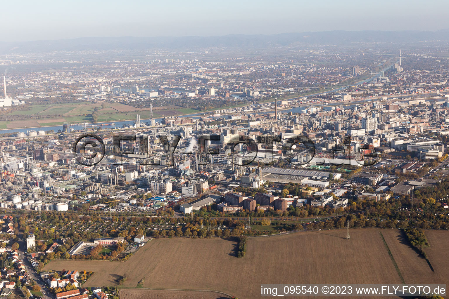 Ortsteil BASF in Ludwigshafen am Rhein im Bundesland Rheinland-Pfalz, Deutschland aus der Drohnenperspektive