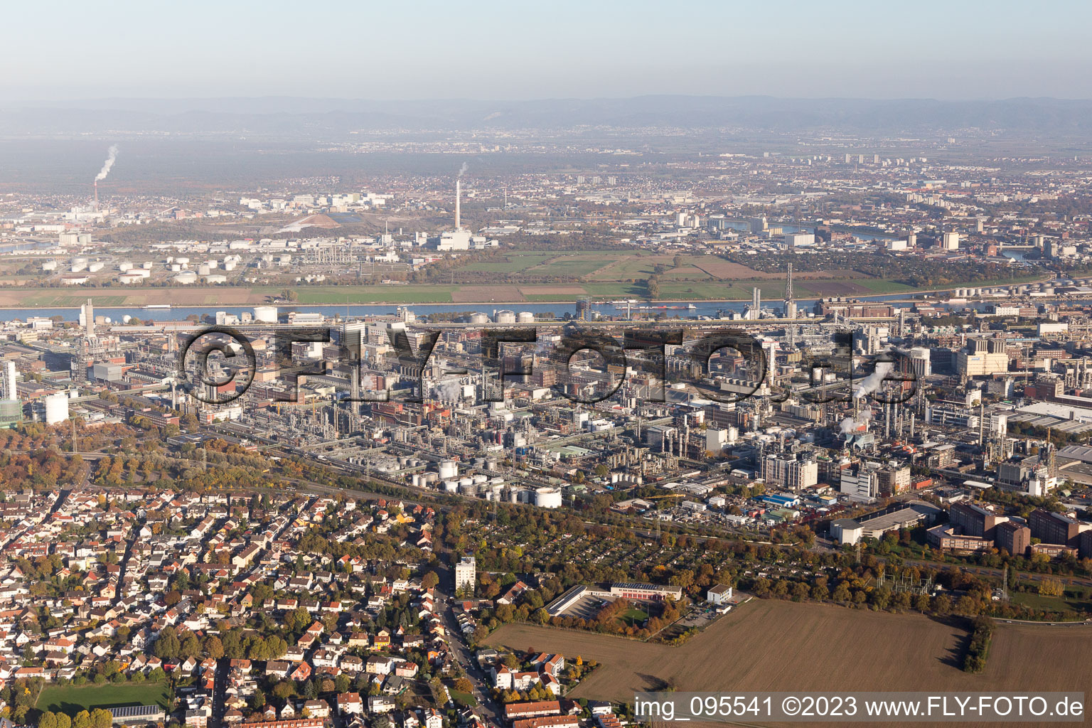 Ortsteil BASF in Ludwigshafen am Rhein im Bundesland Rheinland-Pfalz, Deutschland von einer Drohne aus