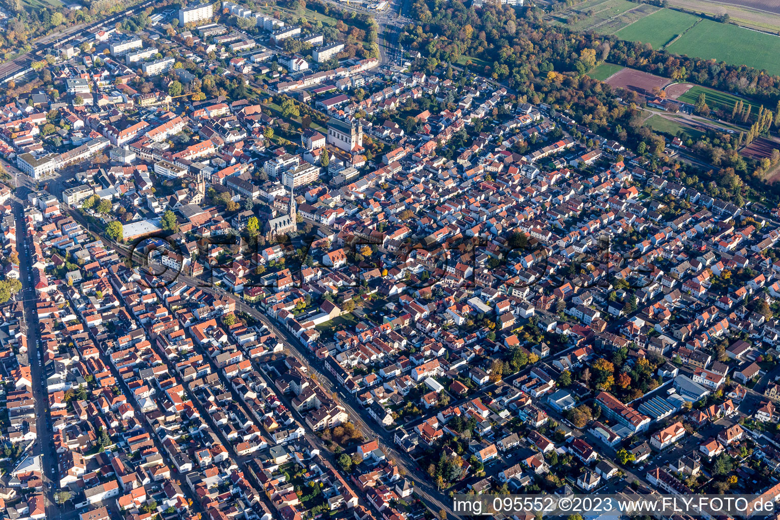 Ortsansicht der Straßen und Häuser der Wohngebiete im Ortsteil Oggersheim in Ludwigshafen am Rhein im Bundesland Rheinland-Pfalz, Deutschland