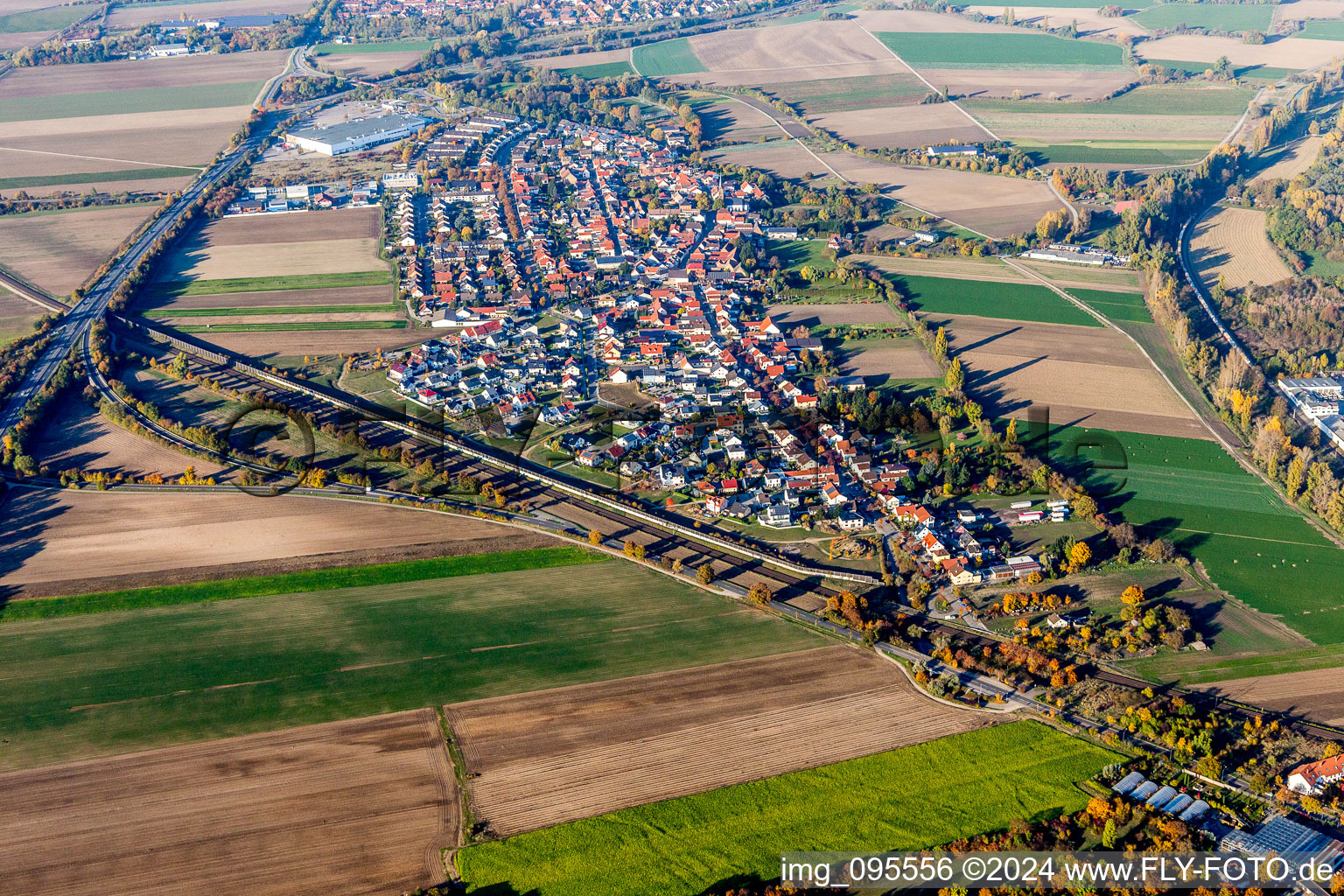 Dorf - Ansicht am Rande von landwirtschaftlichen Feldern und Nutzflächen in Studernheim in Frankenthal im Bundesland Rheinland-Pfalz, Deutschland