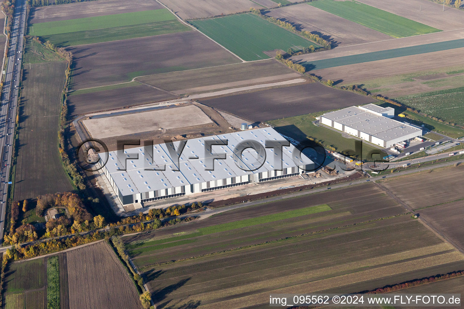 Schrägluftbild von Baustelle zum Neubau eines Gebäudekomplexes auf dem Gelände des Logistikzentrums der  Inc. in Frankenthal im Bundesland Rheinland-Pfalz, Deutschland