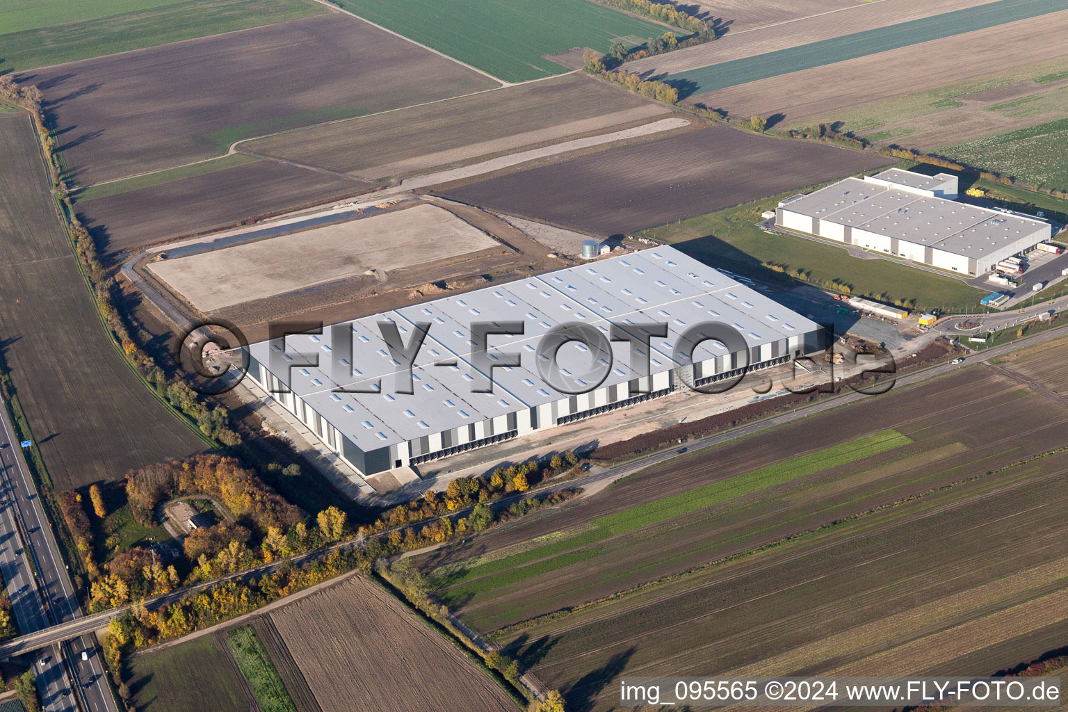 Baustelle zum Neubau eines Gebäudekomplexes auf dem Gelände des Logistikzentrums der  Inc. in Frankenthal im Bundesland Rheinland-Pfalz, Deutschland von oben