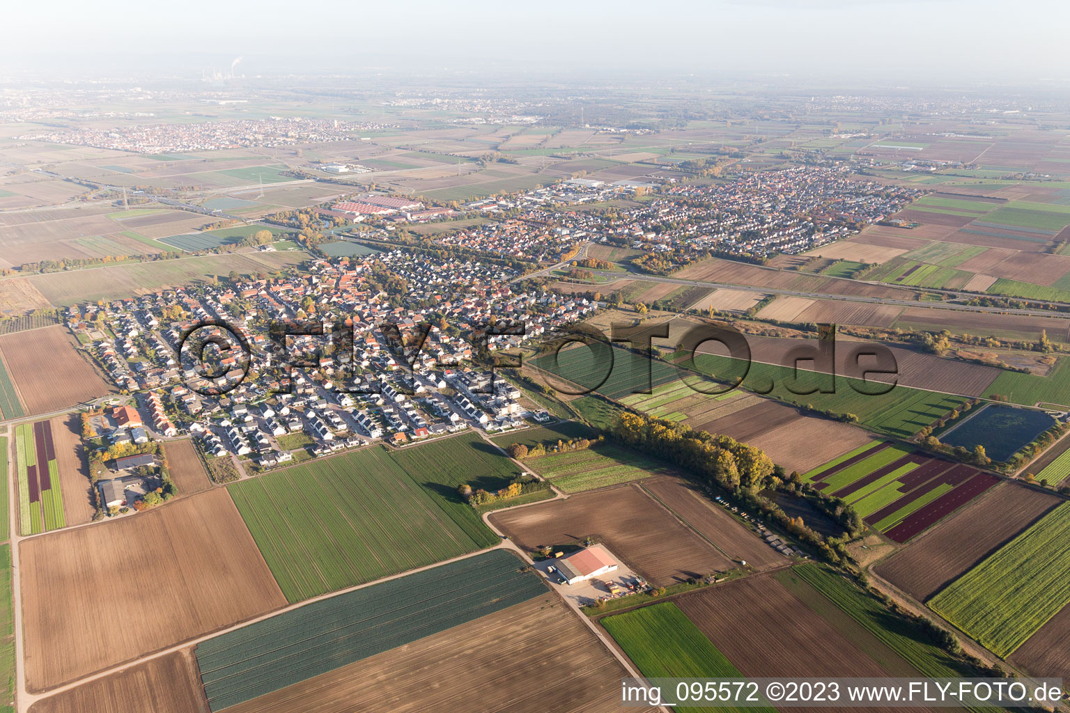 Dannstadt-Schauernheim von Nordwesten im Bundesland Rheinland-Pfalz, Deutschland