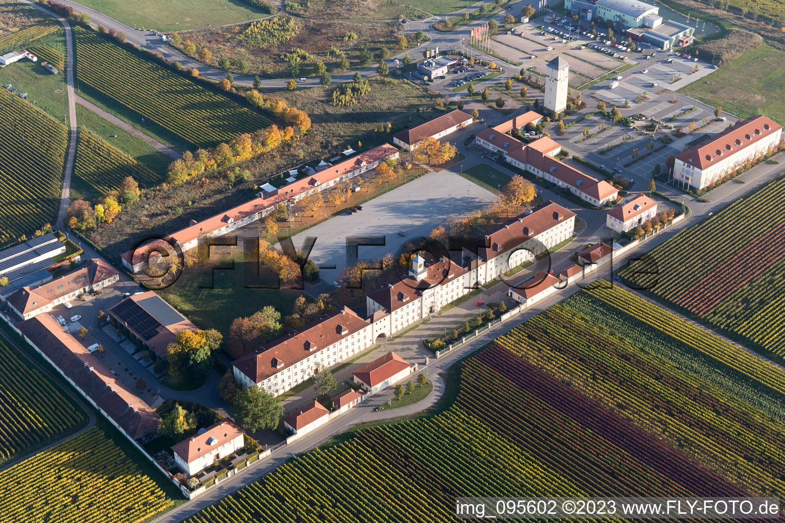 Luftbild von Le Quartier Hornbach in Neustadt an der Weinstraße im Bundesland Rheinland-Pfalz, Deutschland