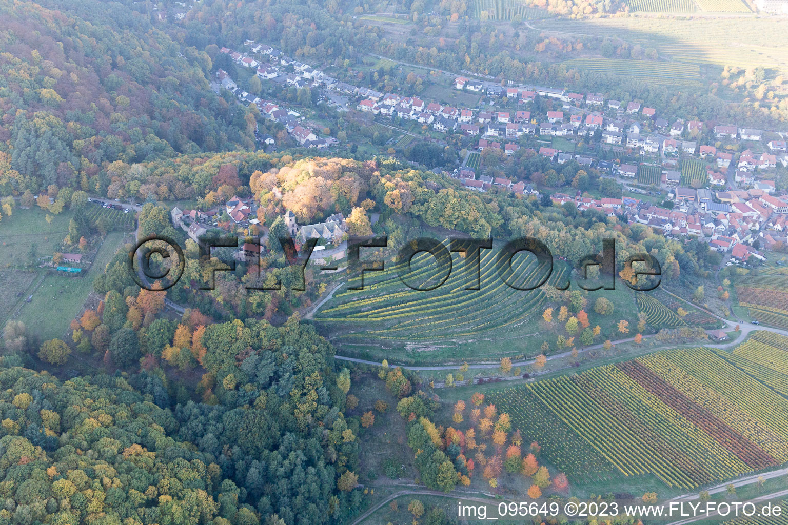 Sankt Martin im Bundesland Rheinland-Pfalz, Deutschland von der Drohne aus gesehen