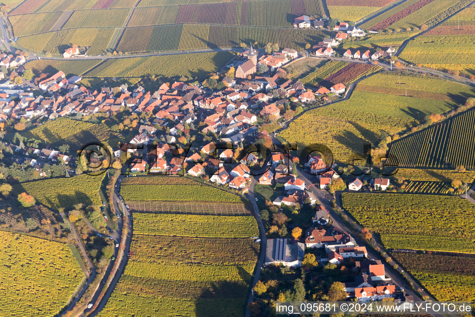 Luftbild von Dorf - Ansicht am Rande von landwirtschaftlichen Feldern und Nutzflächen in Gleisweiler im Bundesland Rheinland-Pfalz, Deutschland