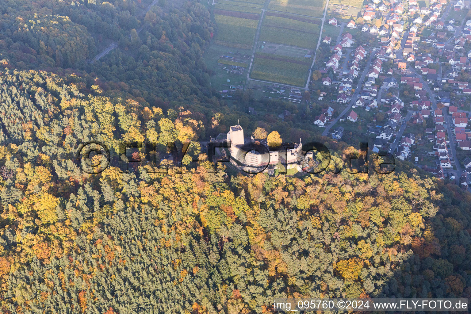 Klingenmünster im Bundesland Rheinland-Pfalz, Deutschland aus der Drohnenperspektive