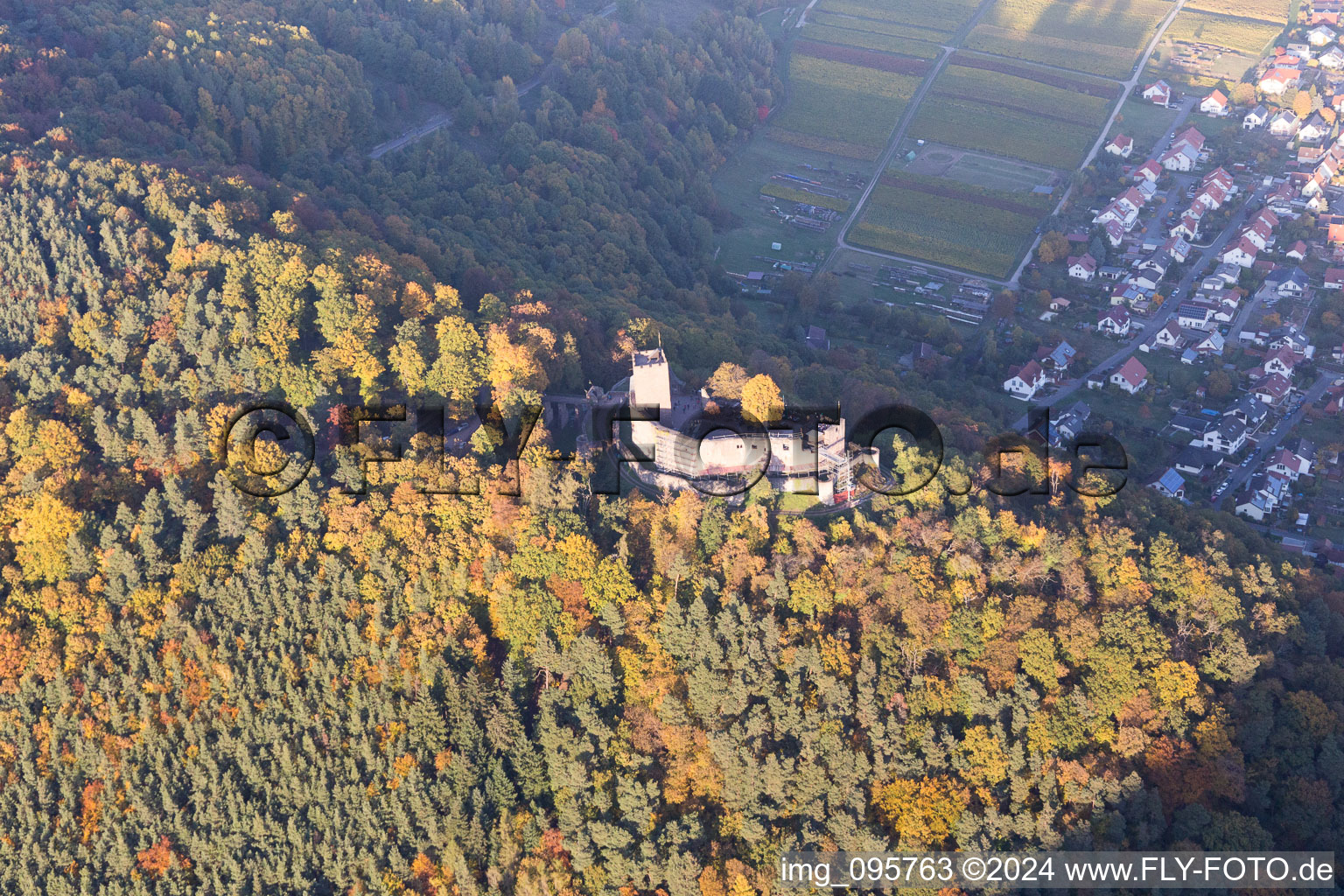 Klingenmünster im Bundesland Rheinland-Pfalz, Deutschland von der Drohne aus gesehen