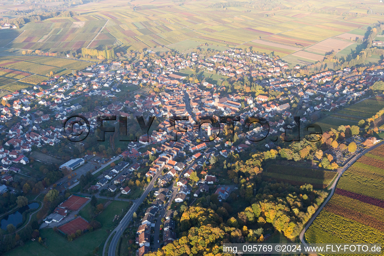 Klingenmünster im Bundesland Rheinland-Pfalz, Deutschland von der Drohne aus gesehen