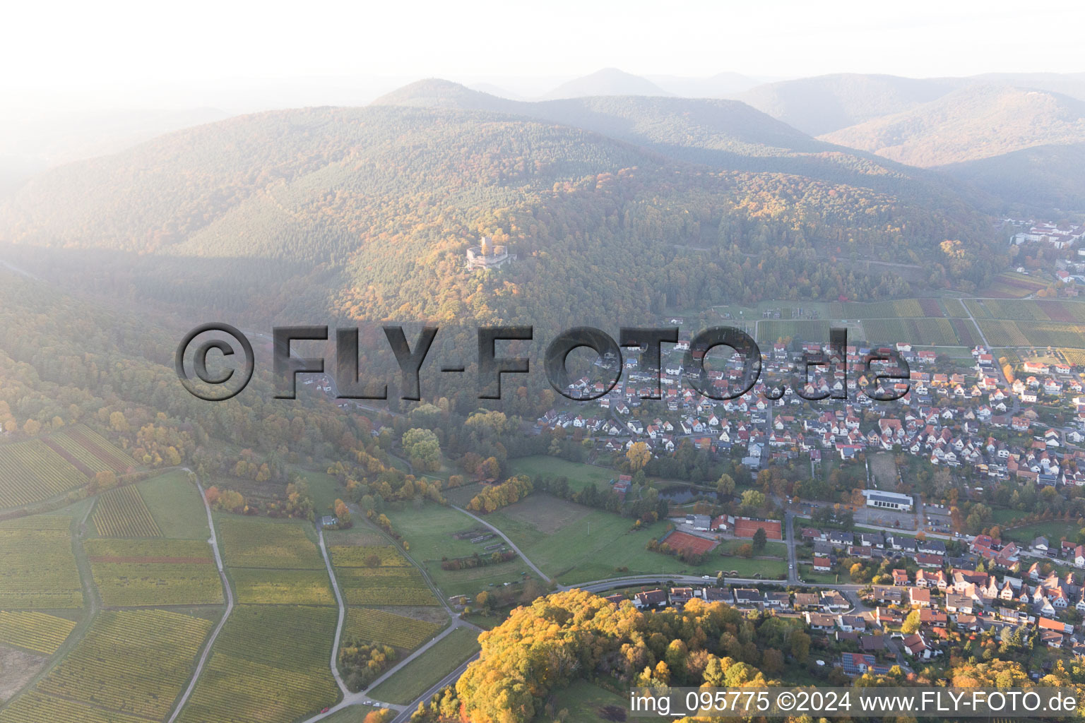 Schrägluftbild von Klingenmünster im Bundesland Rheinland-Pfalz, Deutschland