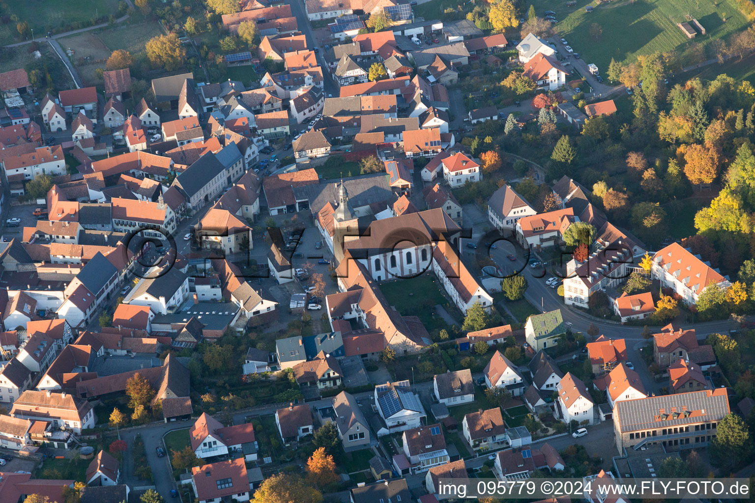 Klingenmünster im Bundesland Rheinland-Pfalz, Deutschland aus der Luft