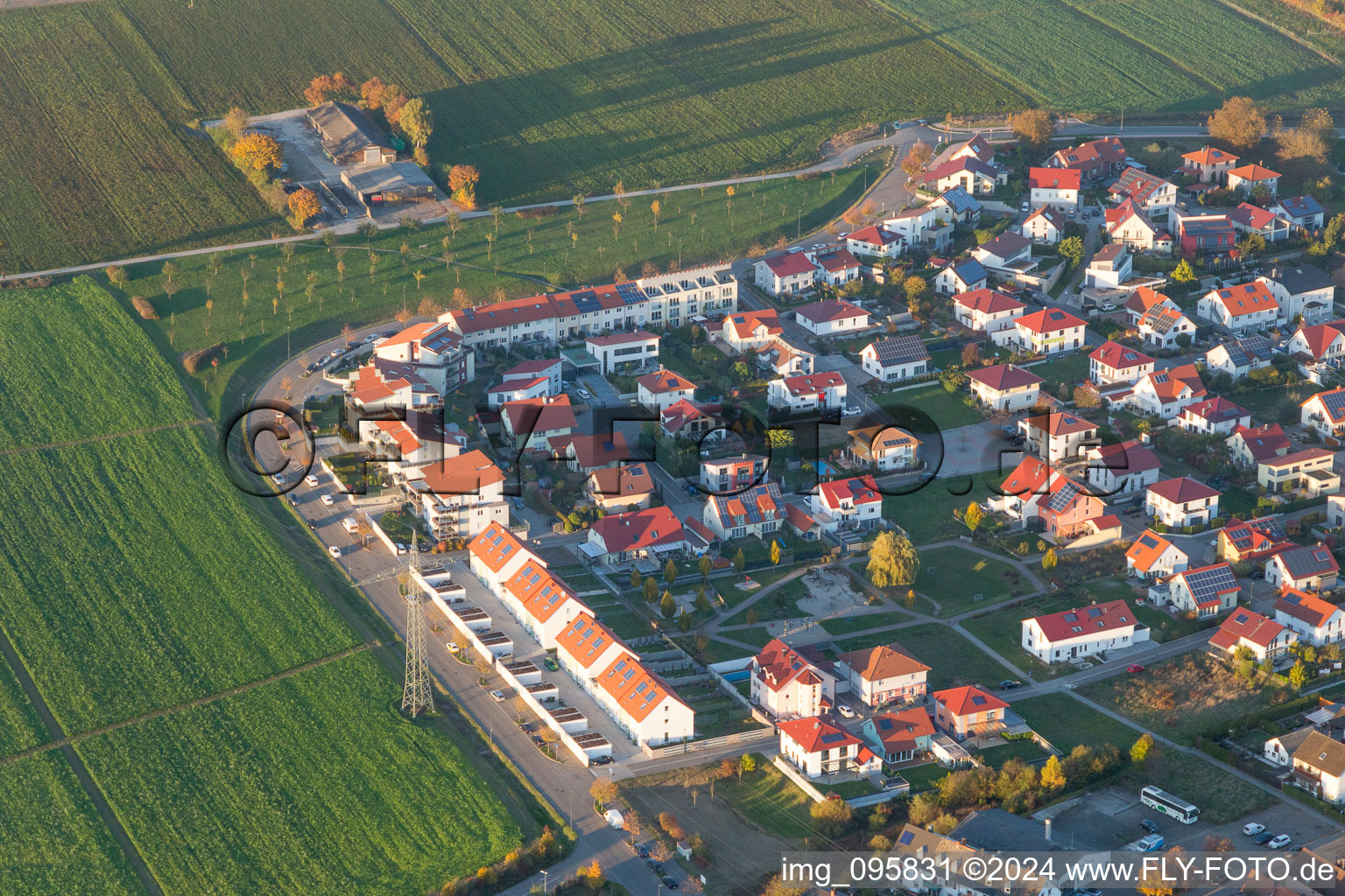 Baustellen zum Neubau- Wohngebiet einer Einfamilienhaus- Siedlung "Am Höhenweg" in Kandel im Bundesland Rheinland-Pfalz, Deutschland