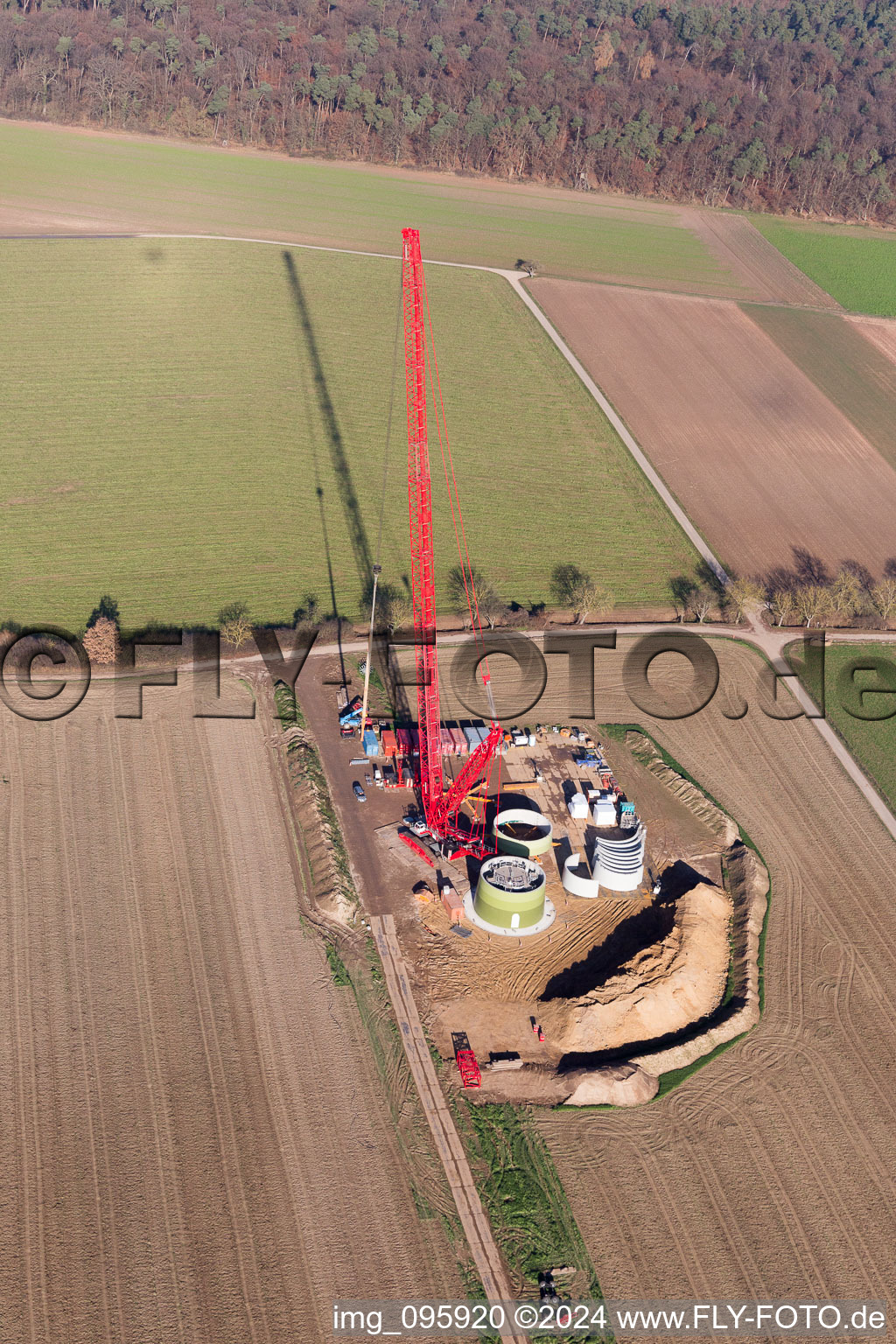 Schrägluftbild von Baustelle zur Windrad- Turm Montage in Hatzenbühl im Bundesland Rheinland-Pfalz, Deutschland