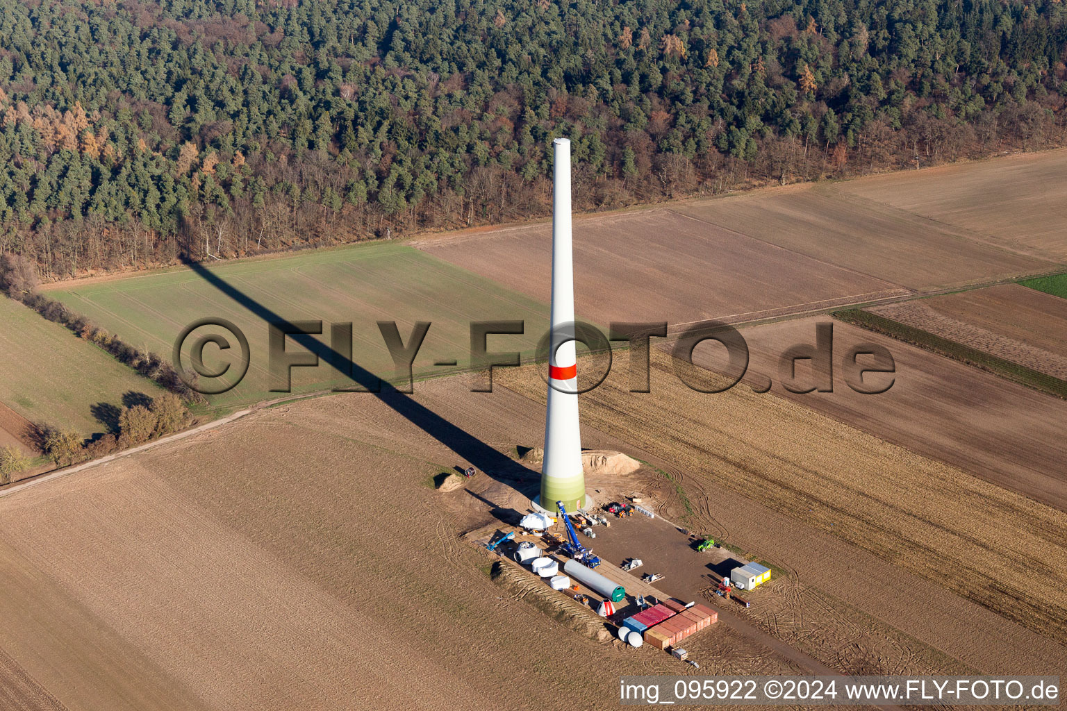 Baustelle zur Windrad- Turm Montage in Hatzenbühl im Bundesland Rheinland-Pfalz, Deutschland von oben