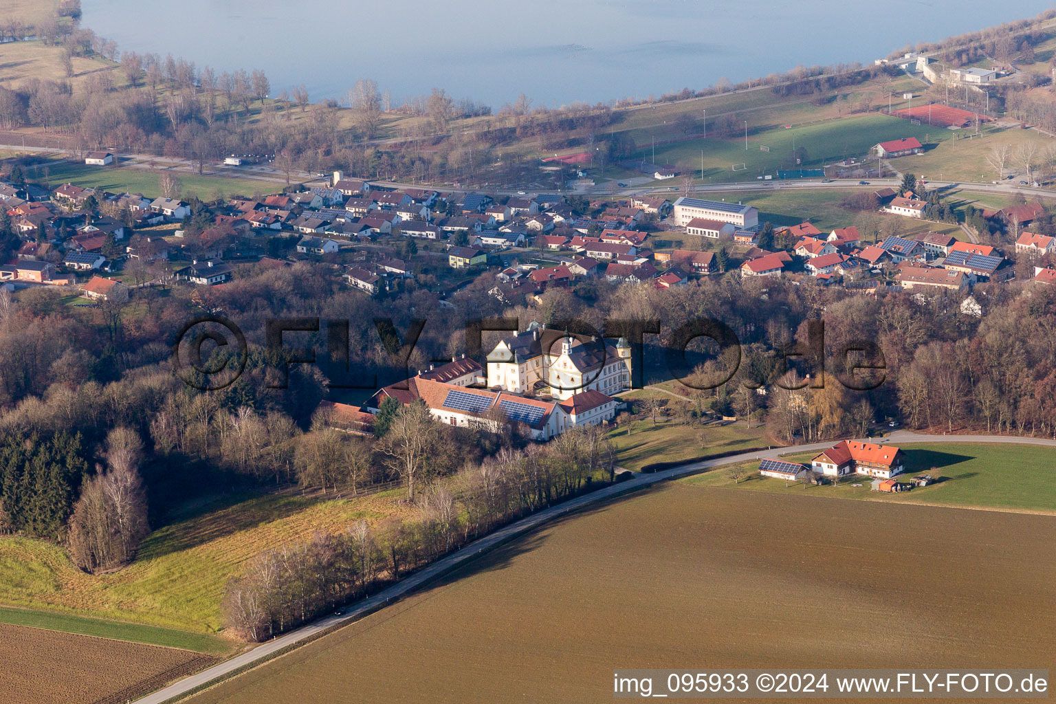 Dorfkern an den See- Uferbereichen des Rottauensee in Postmünster im Bundesland Bayern, Deutschland