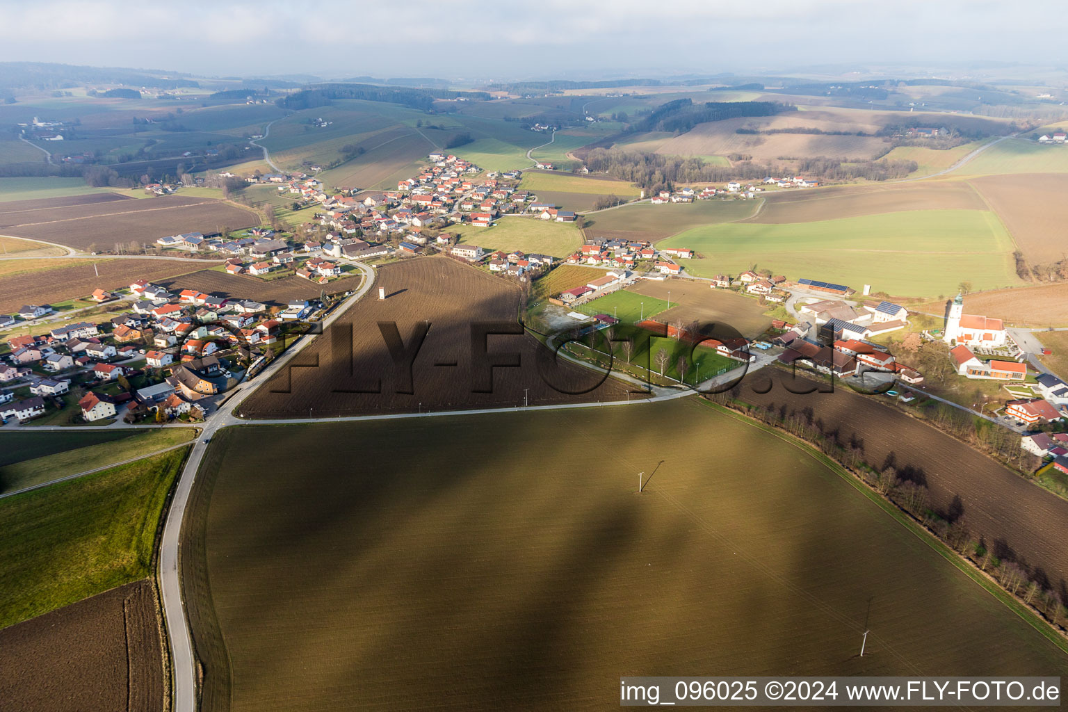 Dorf - Ansicht am Rande von landwirtschaftlichen Feldern und Nutzflächen im Ortsteil Schmidham in Ruhstorf an der Rott im Bundesland Bayern, Deutschland