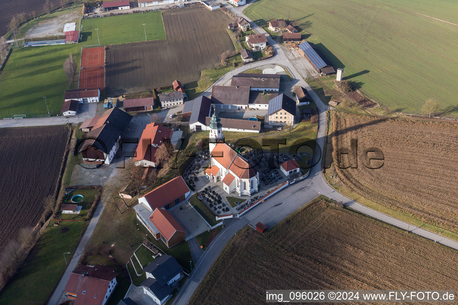 Kirchengebäude im Dorfkern im Ortsteil Schmidham in Ruhstorf an der Rott im Bundesland Bayern, Deutschland