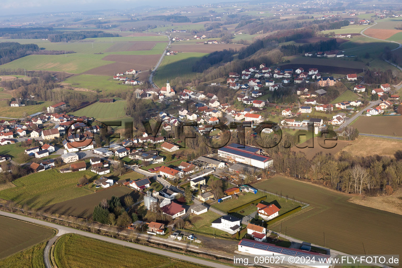 Dorf - Ansicht am Rande von landwirtschaftlichen Feldern und Nutzflächen im Ortsteil Engertsham in Fürstenzell im Bundesland Bayern, Deutschland