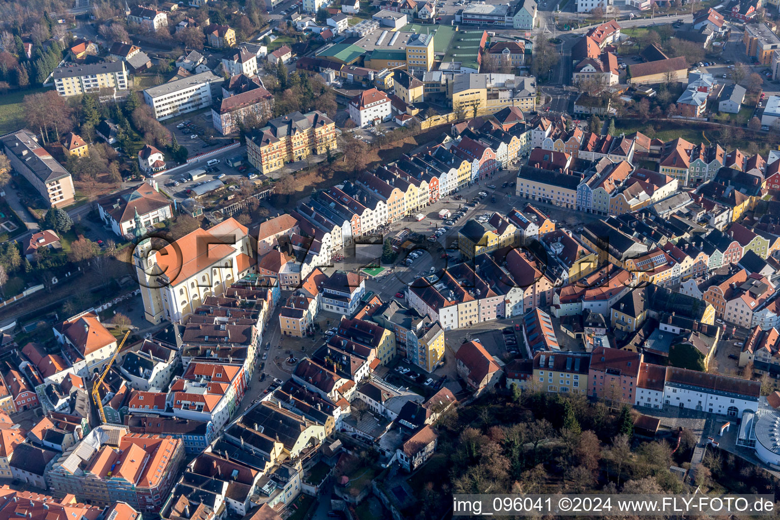 Luftbild von Kirchengebäude der Marienkapelle am Stadtplatz im Altstadt- Zentrum der Innenstadt in Schärding Innere Stadt in Oberösterreich, Österreich