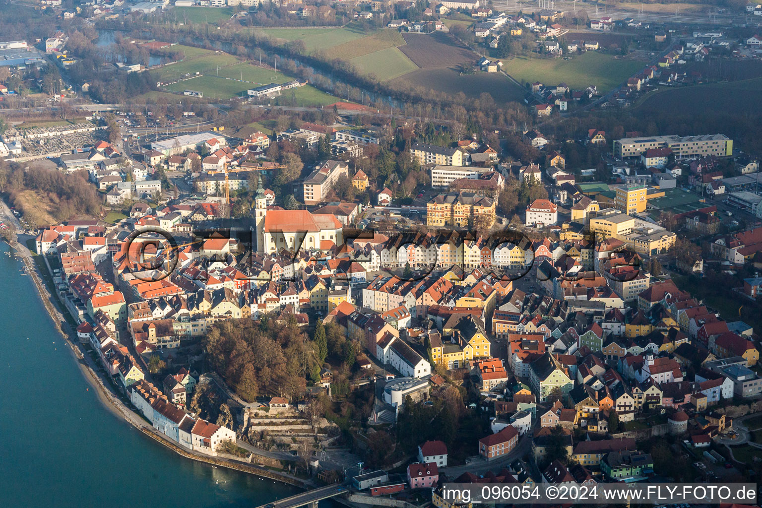 Luftbild von Ortskern am Uferbereich des Inn - Flußverlaufes in Schärding in Oberösterreich, Österreich