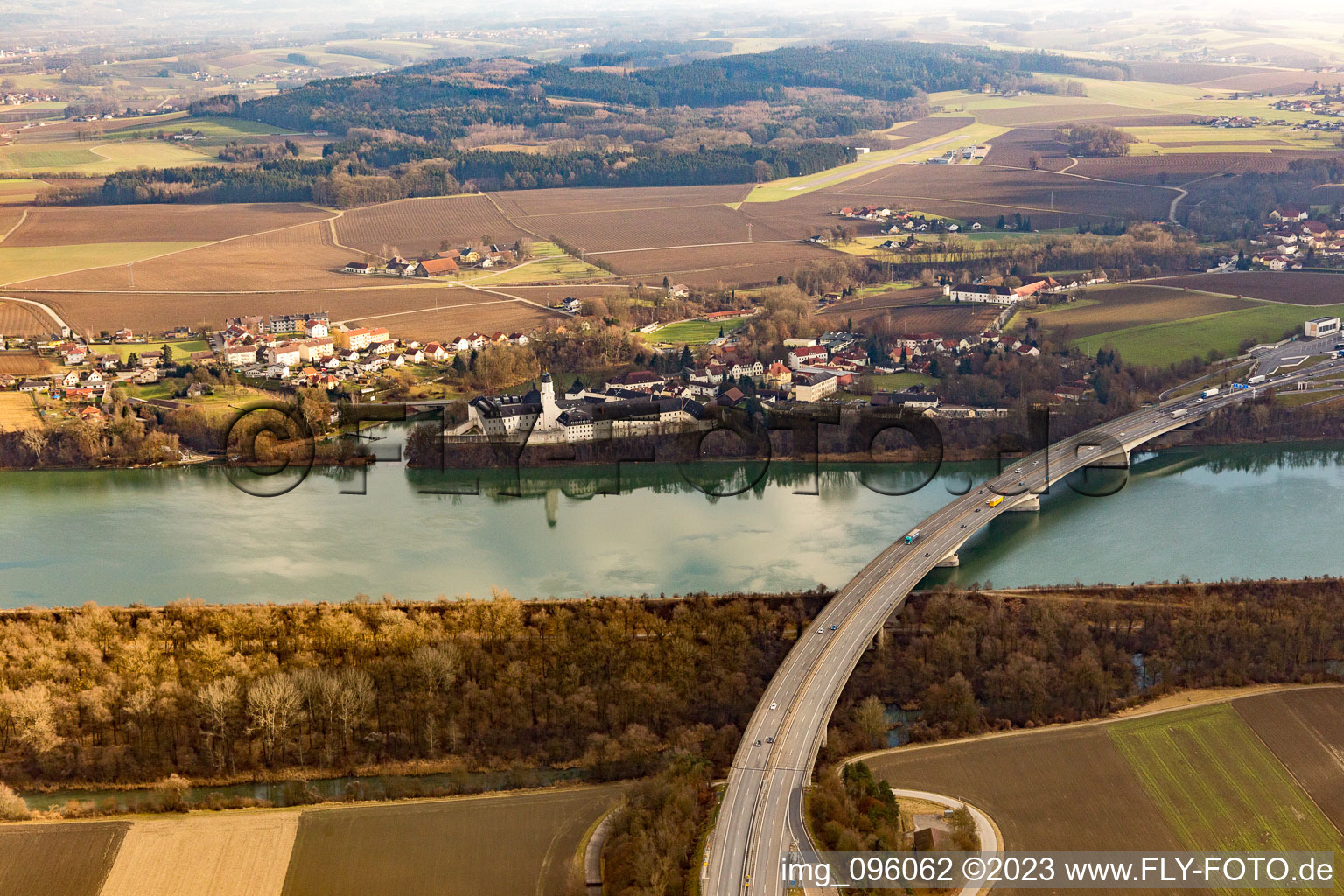 Luftbild von Suben, Strafvollzugsanstalt Innautobahnbrücke im Bundesland Oberösterreich, Österreich