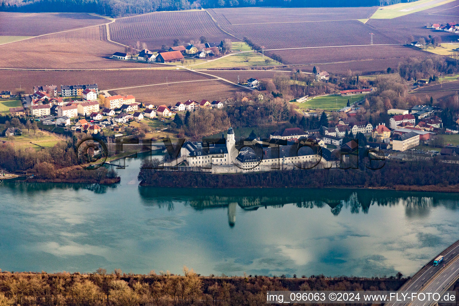Gelände der Strafvollzugsanstalt Suben am Ufer des Inn in Suben in Oberösterreich, Österreich