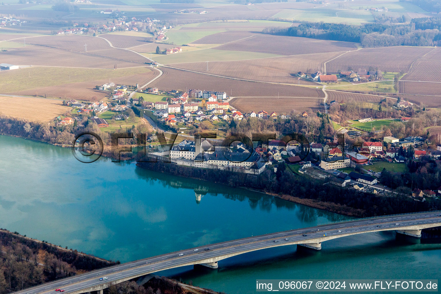 Luftbild von Gelände der Strafvollzugsanstalt Suben am Ufer des Inn in Suben in Oberösterreich, Österreich