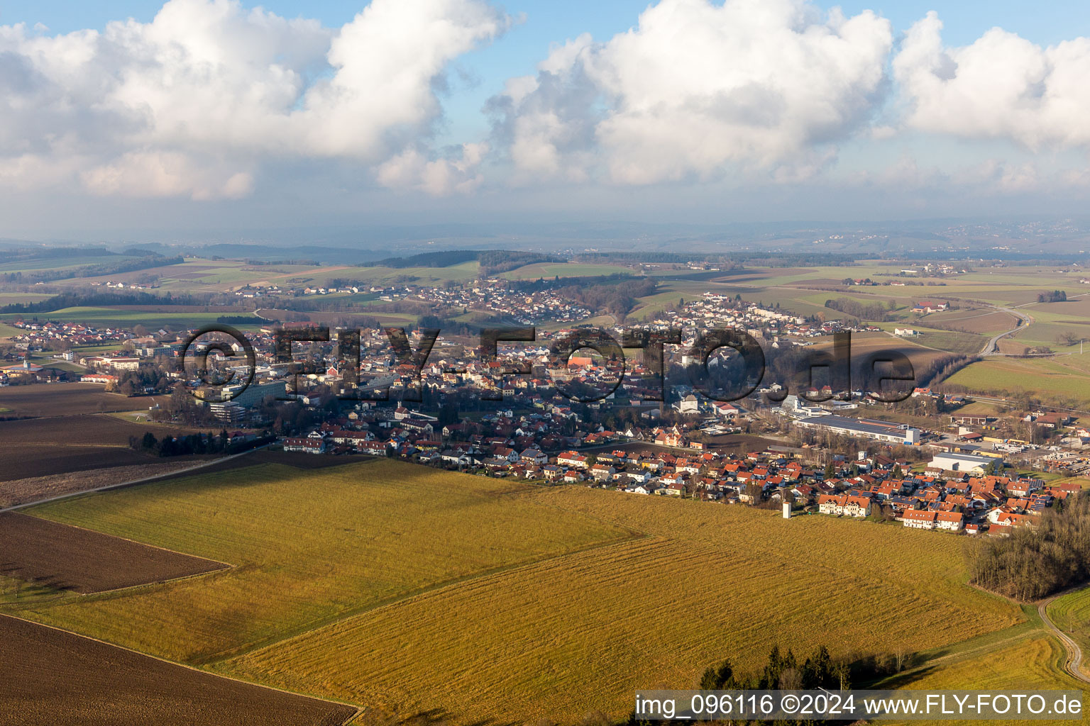 Ortsansicht der Straßen und Häuser der Wohngebiete in Rotthalmünster im Ortsteil Dobl im Bundesland Bayern, Deutschland