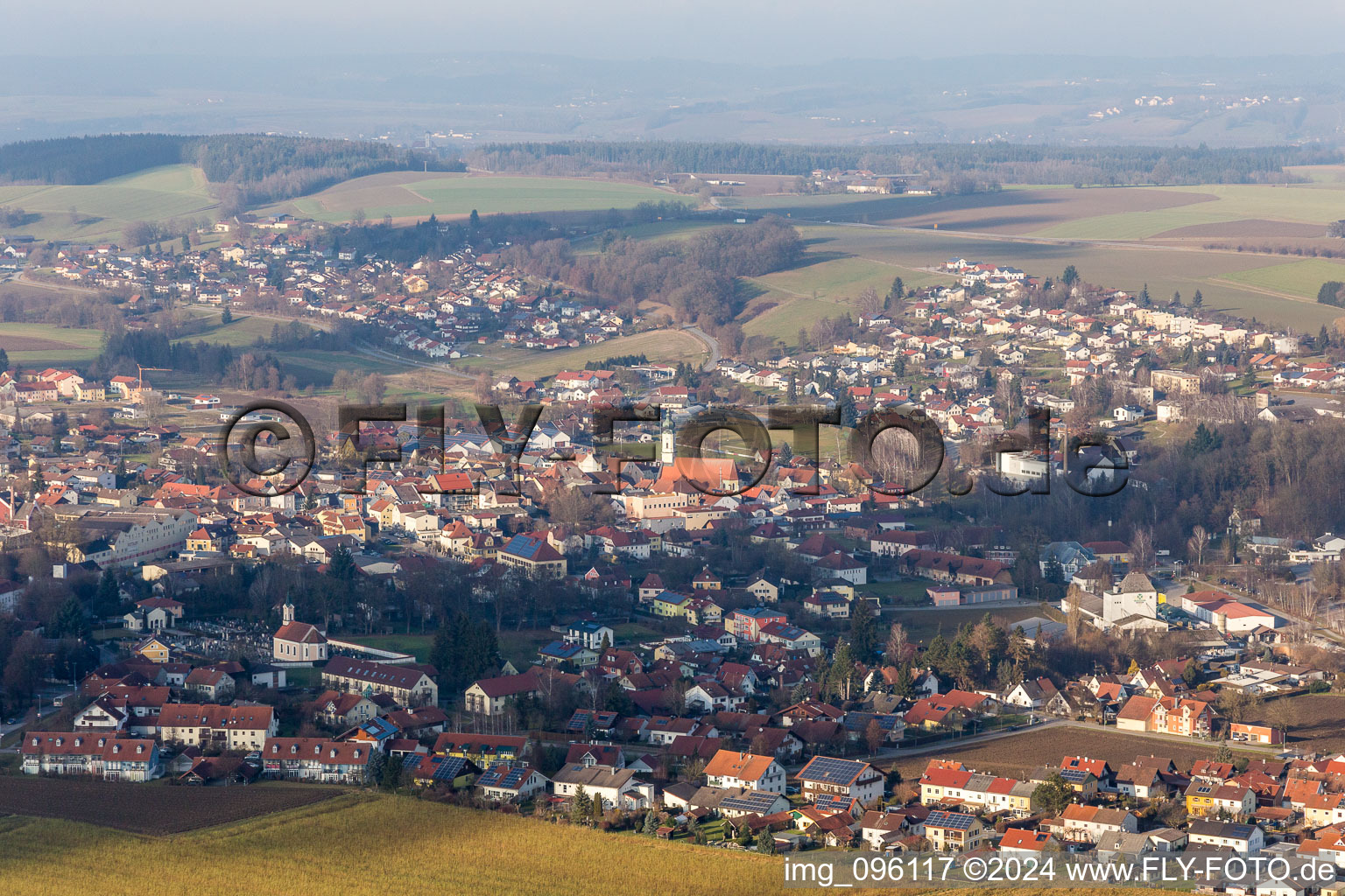 Luftbild von Ortsansicht der Straßen und Häuser der Wohngebiete in Rotthalmünster im Bundesland Bayern, Deutschland