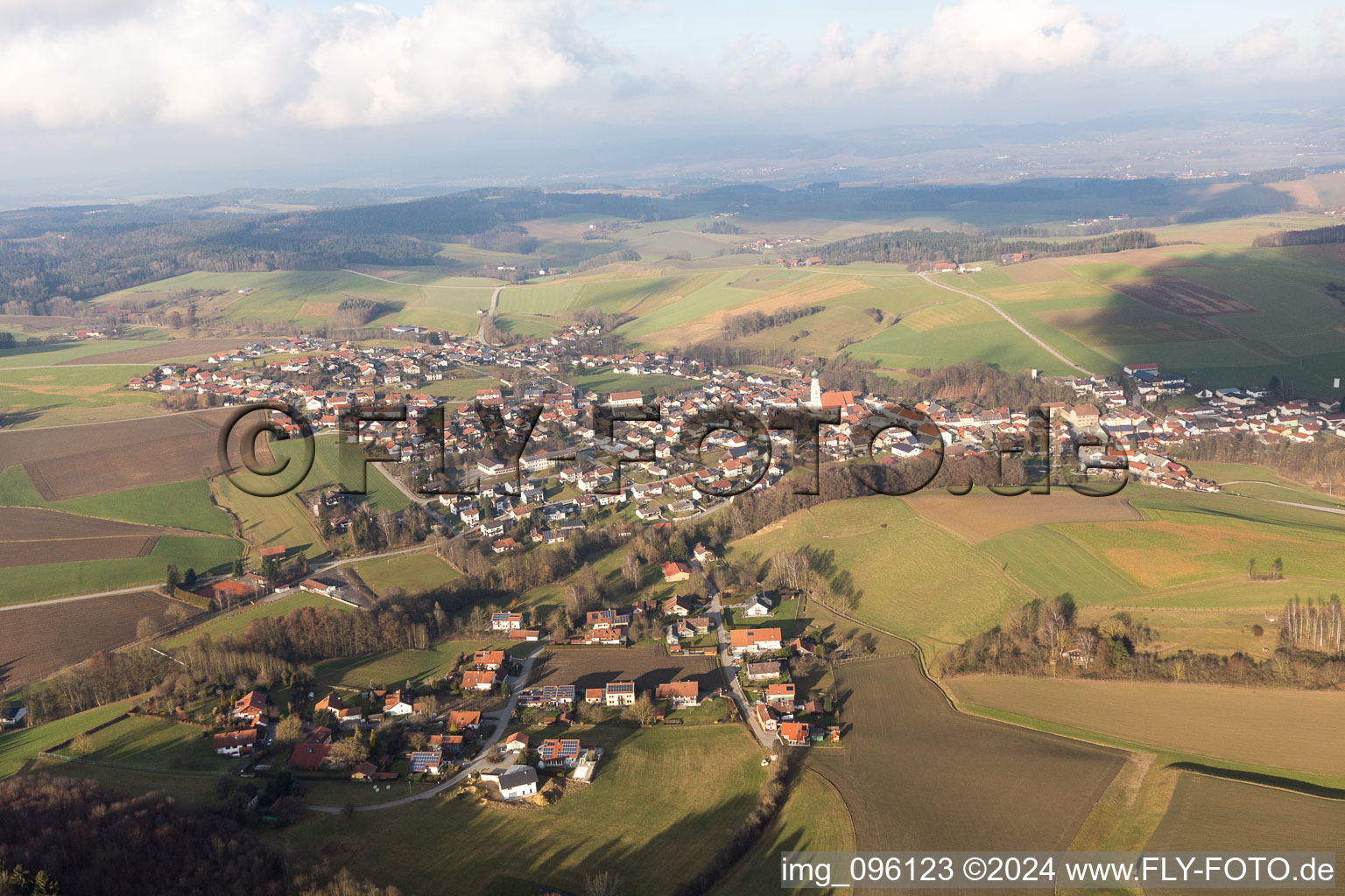 Dorf - Ansicht am Rande von landwirtschaftlichen Feldern und Nutzflächen in Kößlarn in Markt Kößlarn im Bundesland Bayern, Deutschland