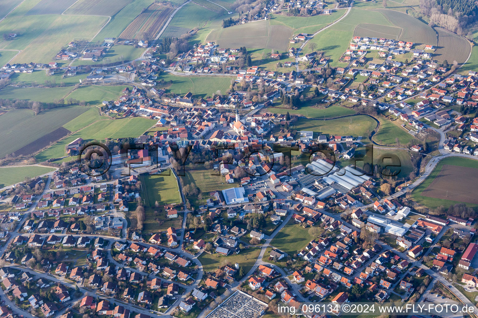 Dorf - Ansicht am Rande von landwirtschaftlichen Feldern und Nutzflächen in Triftern im Bundesland Bayern, Deutschland