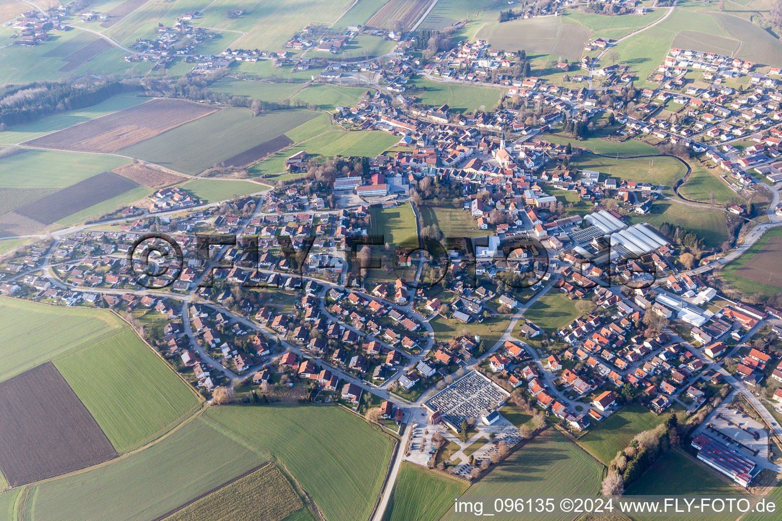 Luftbild von Dorf - Ansicht am Rande von landwirtschaftlichen Feldern und Nutzflächen in Triftern im Bundesland Bayern, Deutschland