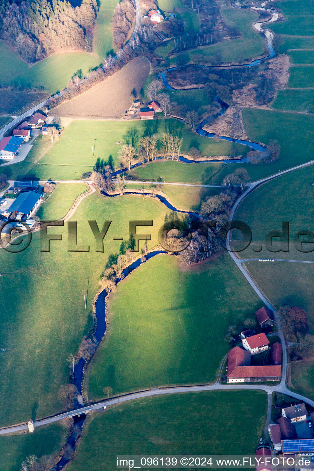 Luftbild von Mäander der Flußverlauf des Haselbach in Triftern im Bundesland Bayern, Deutschland