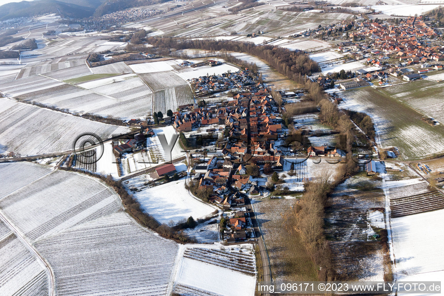 Im Winter im Ortsteil Klingen in Heuchelheim-Klingen im Bundesland Rheinland-Pfalz, Deutschland